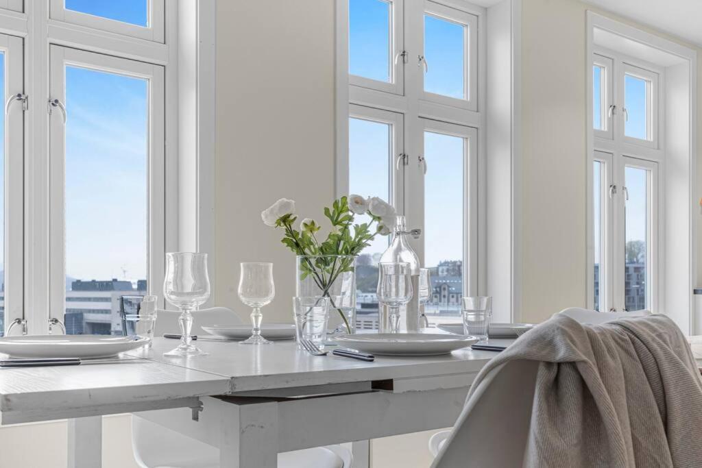 New! Huge Modern Apartment! Fit For Two Families! Bergen Exterior photo