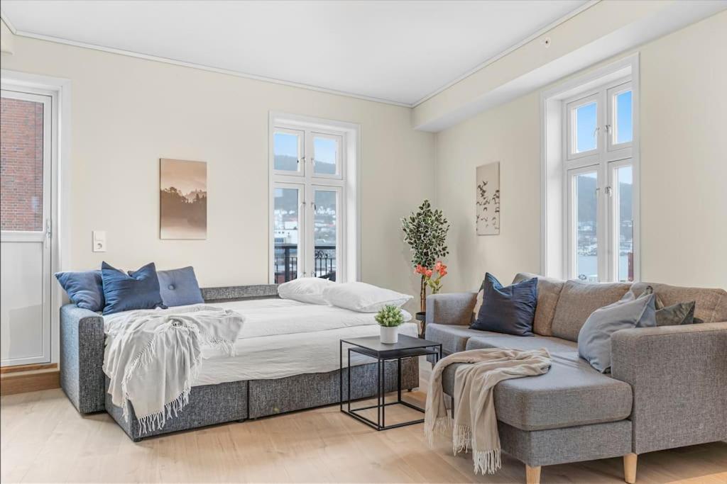 New! Huge Modern Apartment! Fit For Two Families! Bergen Exterior photo
